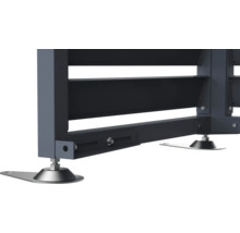 Detailansicht eines grauen Sichtschutzzauns mit verstellbaren Füßen.