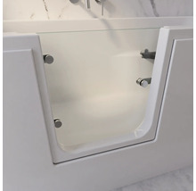 Begehbare Badewanne mit Glastür für barrierefreies Baden.