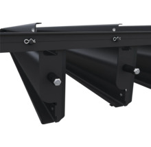 Detailansicht einer schwarzen Pergola mit Befestigungselementen