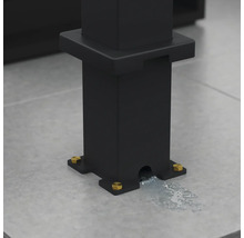 Detailansicht eines schwarzen Gartenbrunnens mit Wasserablauf