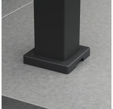 Detailaufnahme einer schwarzen Pfostenhalterung auf einem grauen Untergrund