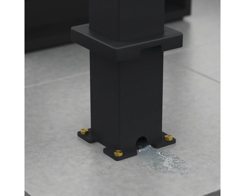 Detailansicht eines schwarzen Gartenbrunnens mit Wasserablauf