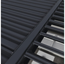 Detailansicht einer Terrassenüberdachung mit Lamellen und Dachplatten