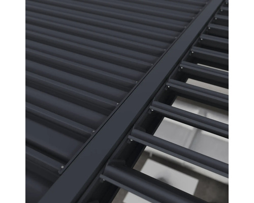 Detailansicht einer Terrassenüberdachung mit Lamellen und Dachplatten
