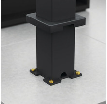 Detailansicht eines schwarzen Pavillonständers mit goldenen Schrauben auf einem grauen Untergrund.