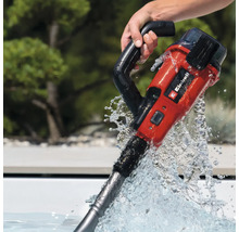 Nettoyeur de piscine à une main en utilisation avec le logo Einhell.