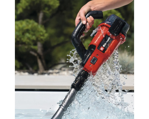 Nettoyeur de piscine à une main en utilisation avec le logo Einhell.