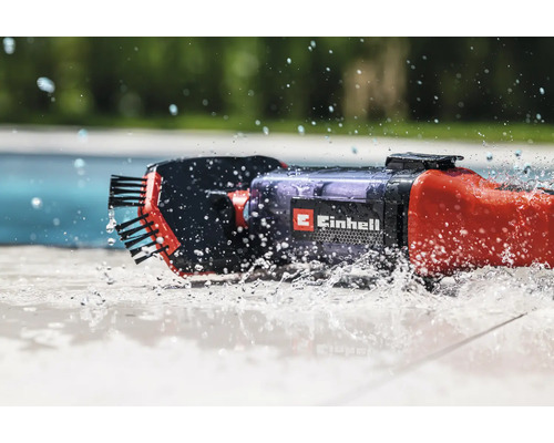 Brosse de nettoyage de piscine avec logo Einhell en utilisation avec des éclaboussures d'eau