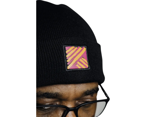 Bonnet tricoté noir avec écusson logo