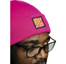 Personne portant un bonnet en tricot rose et des lunettes