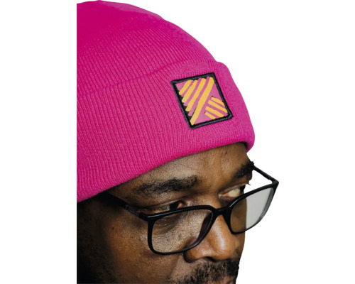 Personne portant un bonnet en tricot rose et des lunettes