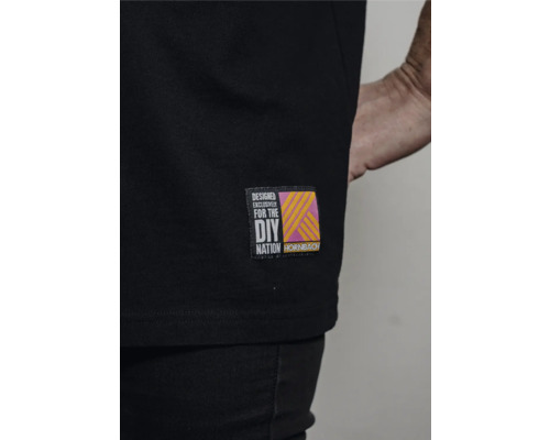 Gros plan d'un t-shirt noir avec le logo Hornbach DIY Nation