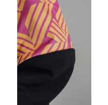 Gros plan d'un bonnet avec motif géométrique et doublure en polaire