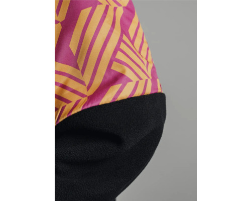 Detailansicht eines Bekleidungsstücks mit geometrischem Muster und Fleece-Futter.