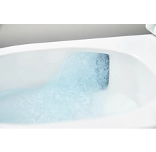 Gros plan d'une chasse d'eau avec de l'eau