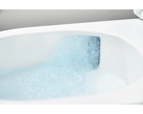 Gros plan d'une chasse d'eau avec de l'eau