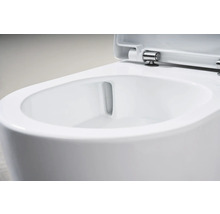 Vue détaillée de toilettes sans bride avec couvercle de toilettes ouvert.