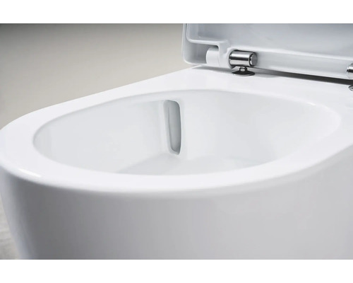 Vue détaillée de toilettes sans bride avec couvercle de toilettes ouvert.