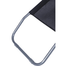 Vue détaillée d'une chaise de camping avec cadre en métal et revêtement en tissu