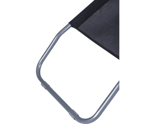 Vue détaillée d'une chaise de camping avec cadre en métal et revêtement en tissu