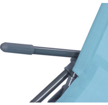 Gros plan d'une chaise de camping avec revêtement en tissu bleu et cadre gris