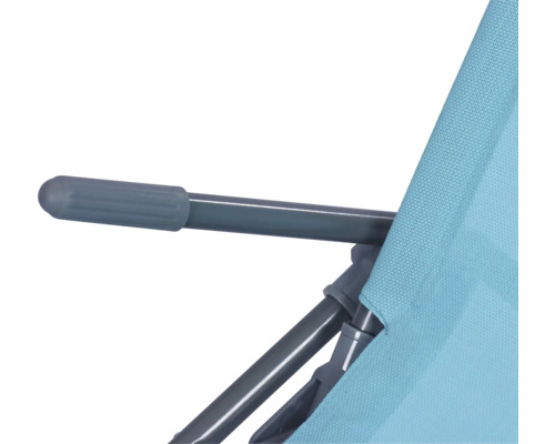 Gros plan d'une chaise de camping avec revêtement en tissu bleu et cadre gris