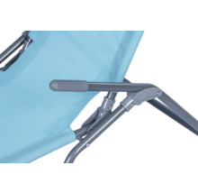 Vue détaillée d'une chaise longue bleu clair avec un cadre gris.