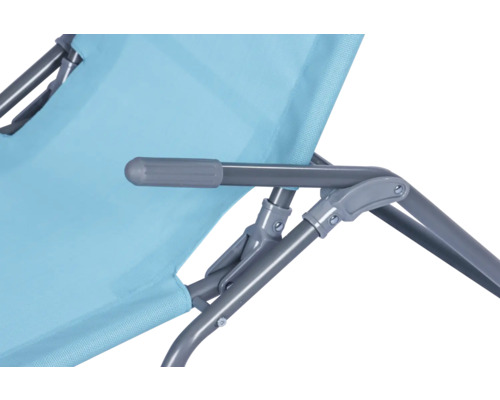 Vue détaillée d'une chaise longue bleu clair avec un cadre gris.