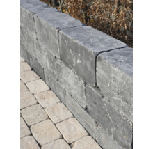 Mauer aus Betonsteinen und Pflastersteinen