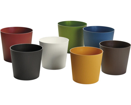 Plusieurs jardinières côtelées en plastique