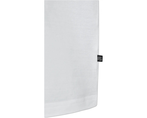 Vue détaillée d'un tissu blanc avec une petite étiquette