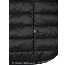 Gros plan d'une veste matelassée avec le logo Hammer Workwear.