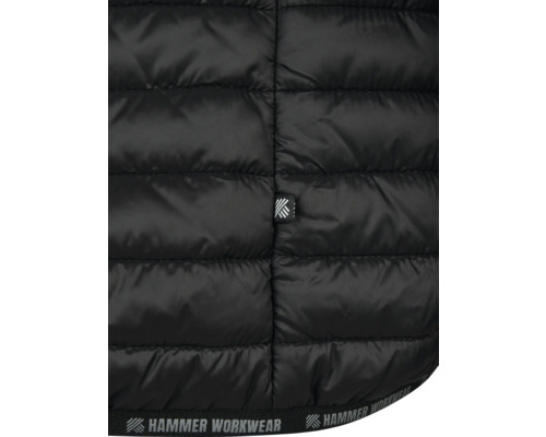 Gros plan d'une veste matelassée avec le logo Hammer Workwear.