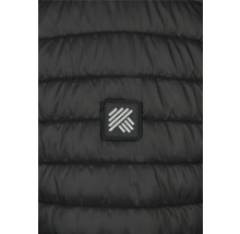 Détail d'une veste matelassée avec le logo de l'entreprise