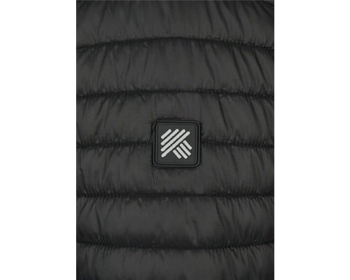 Détail d'une veste matelassée avec le logo de l'entreprise