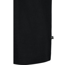 Gros plan sur un t-shirt noir avec une petite étiquette de logo.