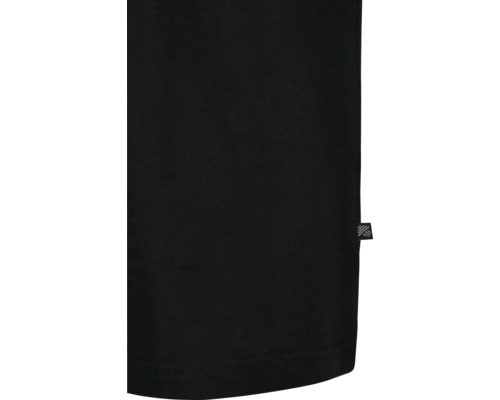 Gros plan sur un t-shirt noir avec une petite étiquette de logo.