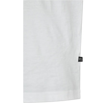 Gros plan sur un t-shirt blanc avec une petite étiquette