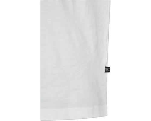 Gros plan sur un t-shirt blanc avec une petite étiquette