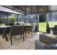 Helle Veranda mit Esstisch, Stühlen und Lounge-Möbeln für den Außenbereich