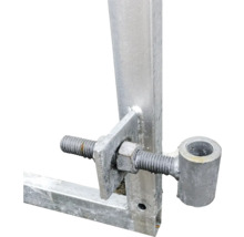 Detailansicht eines Metallpfostens mit Schraube und Öse