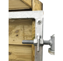 Detailansicht einer Torbefestigung mit Gewindebolzen an einer Holzwand