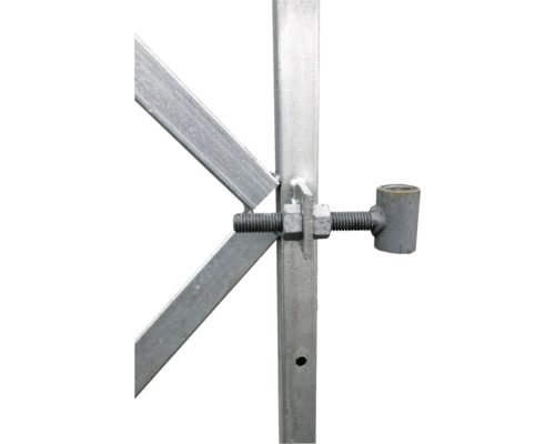 Detailansicht eines Metallgerüsts mit Schrauben und Muttern