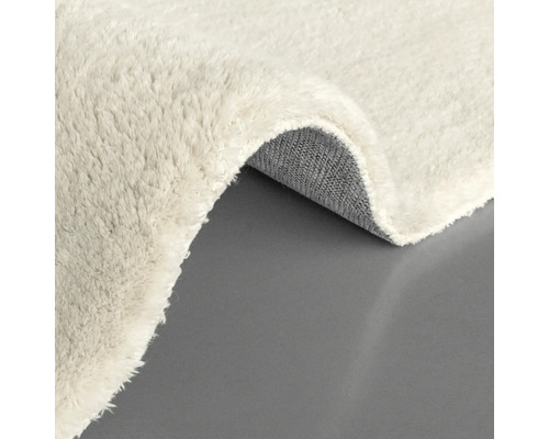 Vue détaillée d'un tapis blanc à poils longs