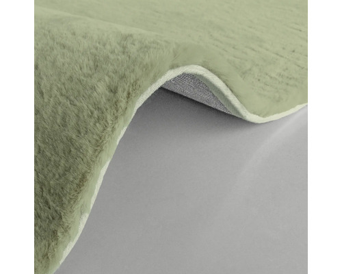 Detailansicht eines Teppichs mit hochflorigem Flor