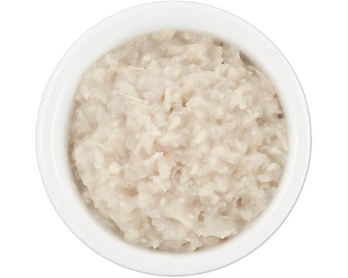 Nourriture pour chat dans un bol blanc