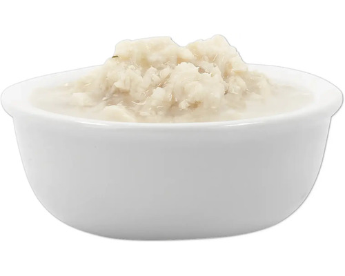 Weißes Keramikgefäß gefüllt mit Fischpüree