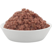 Hundenassfutter in einer weißen Schüssel