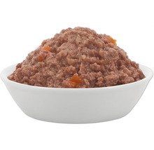 Hundenassfutter mit Fleisch und Gemüse in einer weißen Schüssel