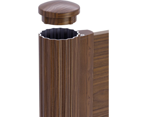 Poteau de clôture en bois avec capuchon